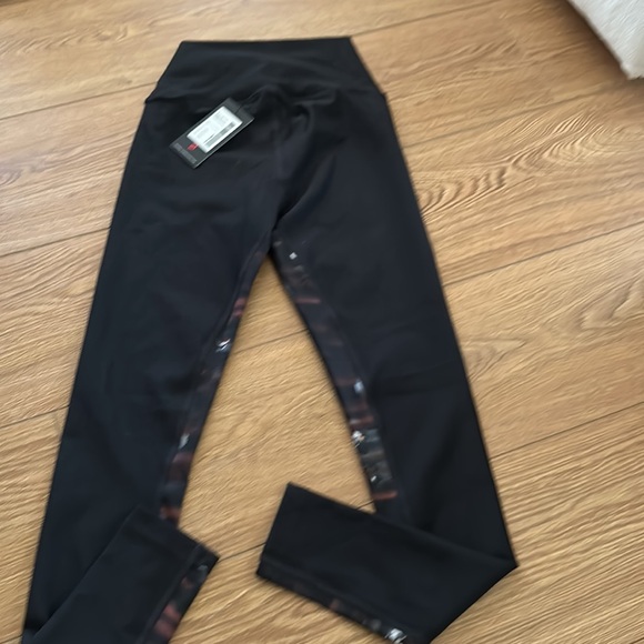 NWT black peloton show up floral leggings size S - Picture 2 of 3